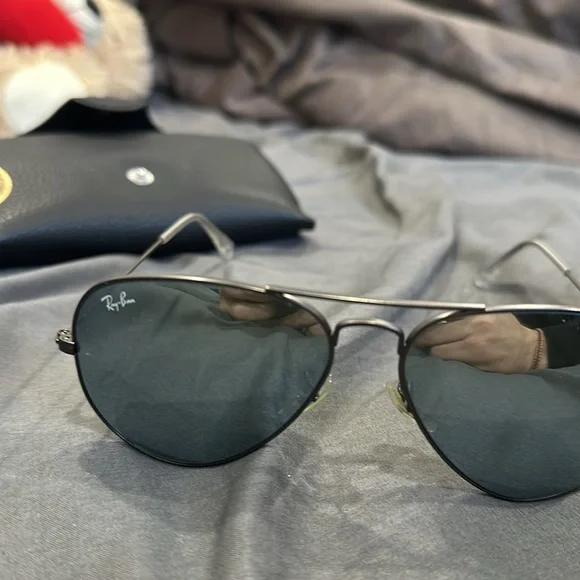 Rayban sunglasses hardly worn black lenses - Picture 2 of 2